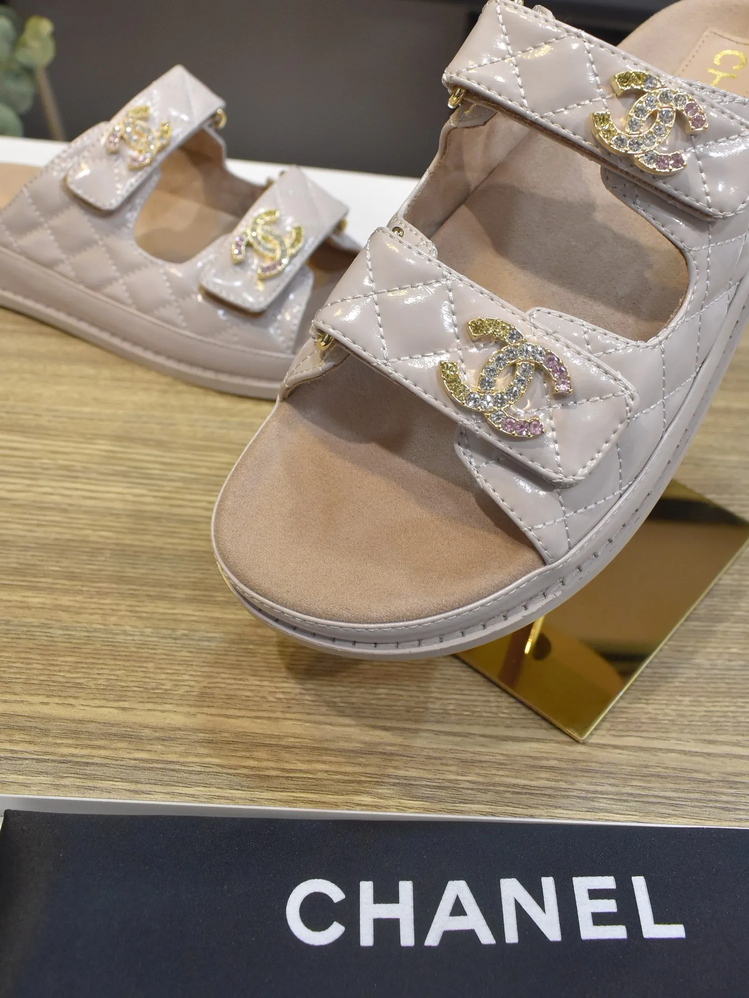 👟👟Ex-factory price 420👟👟 𝑐ℎ𝒶𝓃𝓮𝓁 2025 early spring double pearl latest season new Velcro slippers ————————————❤ European purchasing agent & fragrance grandma’s new fashion latest layout 🔛 Small fragrance sandals that exude lasting charm ~ The original development supports any comparison in the market 🆚The so-called smooth and natural lines To restore the original look, many celebrities have recommended it as one of the must-have items for spring. It is super comfortable on the feet! [Top version] ⚫ Size: 35-41 (41-42 customized, non-returnable)